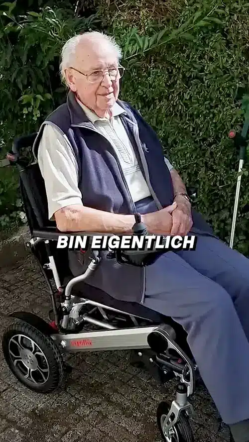Der Mann erklärt wieso er einen Elektrorollstuhl benötigt und wie er ihn erhalten hat.